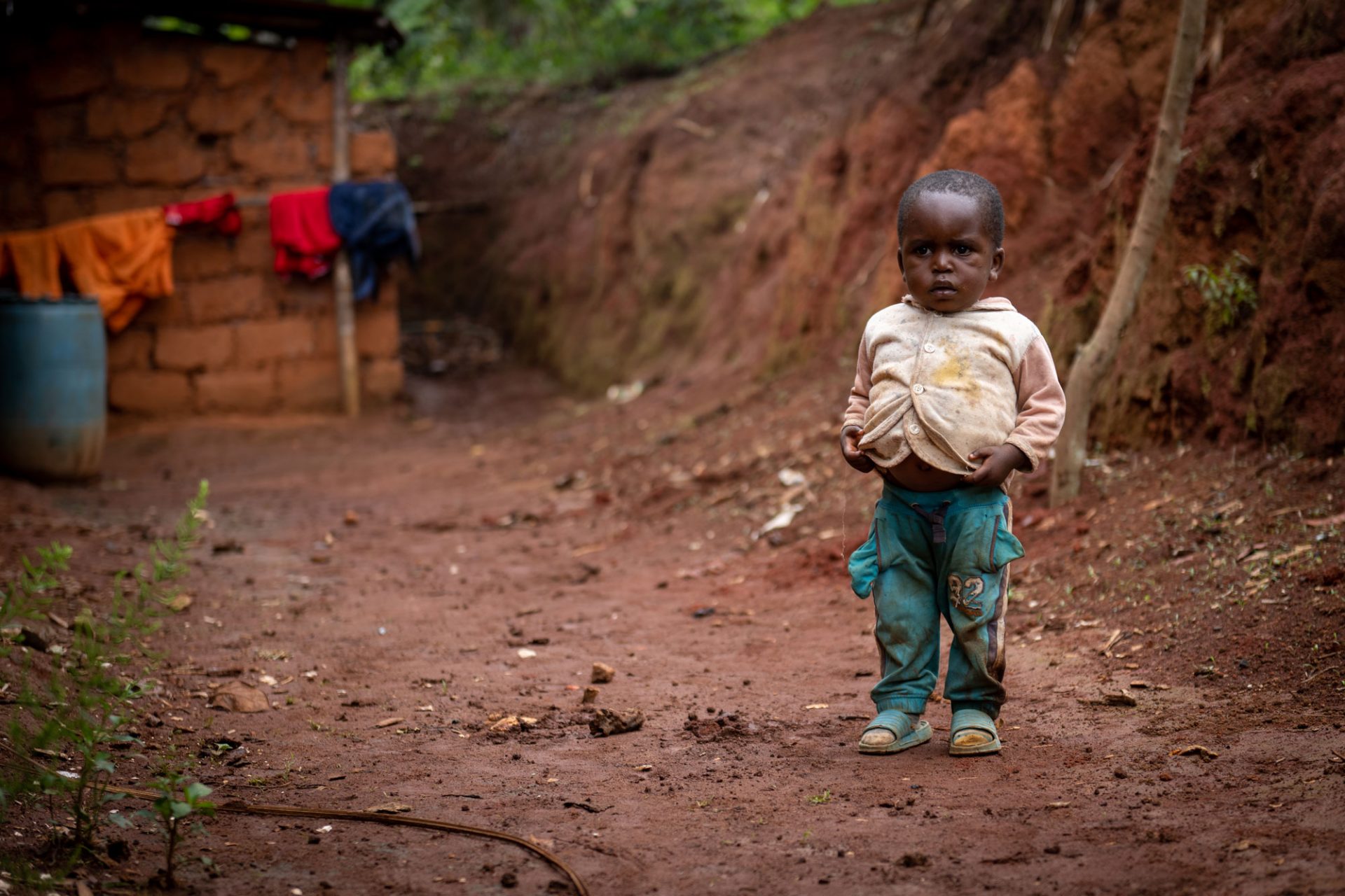 Sostieni un bambino in Cameroon